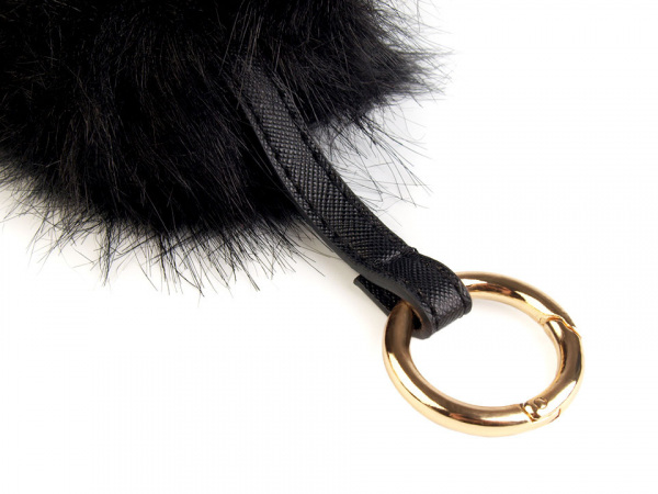 Kožešinová bambule na kabelku s karabinou