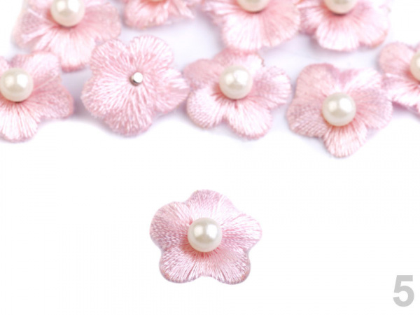 Vyšívaný květ Ø20 mm s perlou