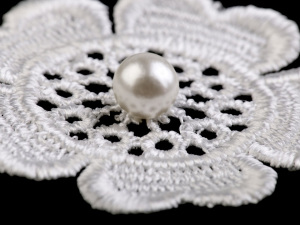 Krajková aplikace s perlou Ø50 mm květ