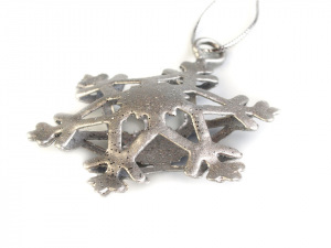 Kovová dekorace vločka s glitry