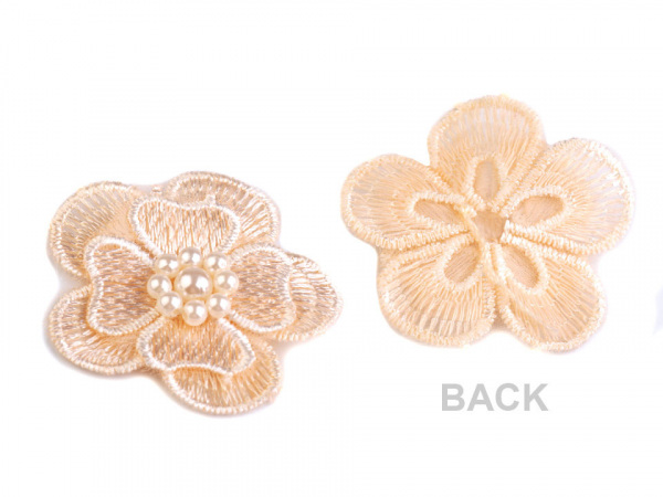 Textilní květ 3D Ø45 mm s perlami vyšívaný