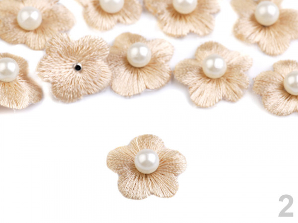 Vyšívaný květ Ø20 mm s perlou