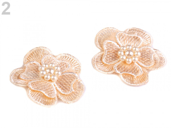 Textilní květ 3D Ø45 mm s perlami vyšívaný