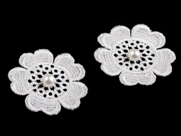 Krajková aplikace s perlou Ø50 mm květ