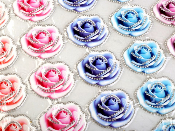 Nažehlovačka růže s kamínky