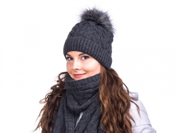 Dámská zimní čepice s bambulí