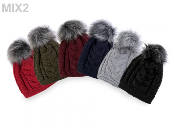 Dámská zimní čepice s bambulí