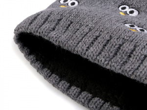 Dětská zimní čepice s výšivkou očí