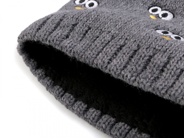 Dětská zimní čepice s výšivkou očí