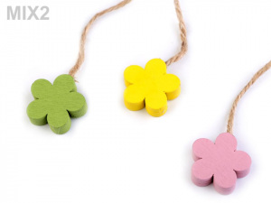 Dřevěný ptáček, motýl, květ, srdce s provázkem