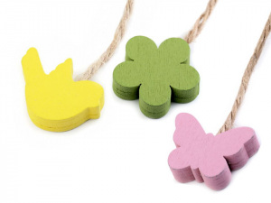 Dřevěný ptáček, motýl, květ, srdce s provázkem