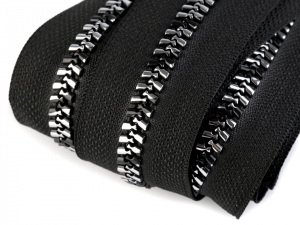 Zip kostěný se stříbrno-černými zoubky šíře 8 mm metráž