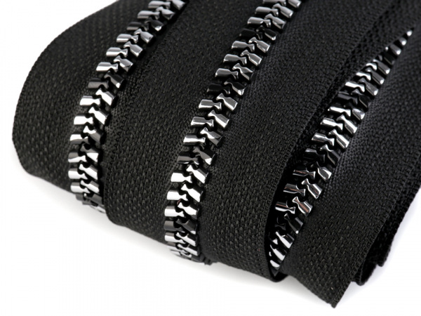 Zip kostěný se stříbrno-černými zoubky šíře 8 mm metráž