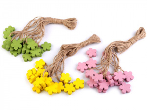 Dřevěný ptáček, motýl, květ, srdce s provázkem