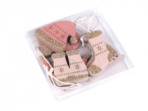 Vánoční dřevěná dekorace - brusle, rukavice, čepice, bunda, ponožka, kalhoty