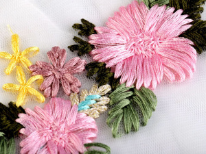 Vyšívaná aplikace / vsadka na tylu 9x20,5 cm