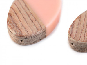 Dřevěný přívěsek s pryskyřicí 22x39 mm