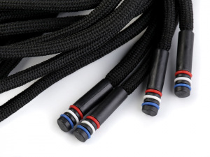 Oděvní šňůra s koncovkami do kapucí, vhodná i pro roušky, délka 130 cm