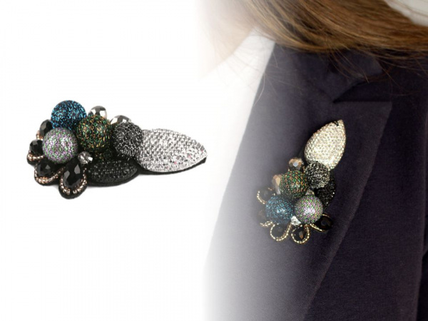 3D korálková aplikace na filcu s broušenými kamínky