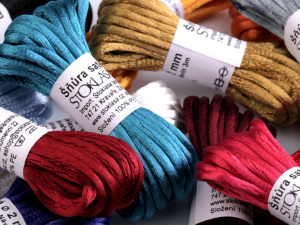 Saténová šňůra Ø2 mm svazek 3 m