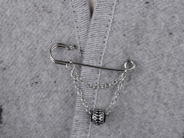 Pončo / pléd s ozdobným spínacím špendlíkem