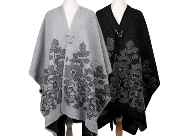 Pončo / pléd s ozdobným spínacím špendlíkem