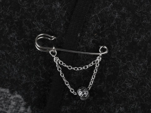 Pončo / pléd s ozdobným spínacím špendlíkem