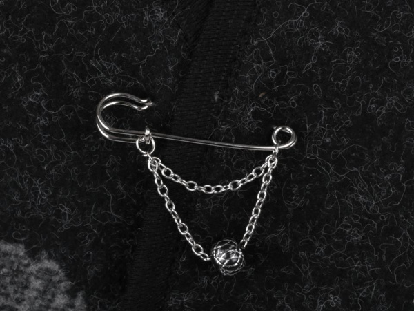 Pončo / pléd s ozdobným spínacím špendlíkem