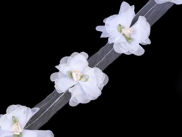 Prýmek květ s růžičkou na tylu šíře 60 mm