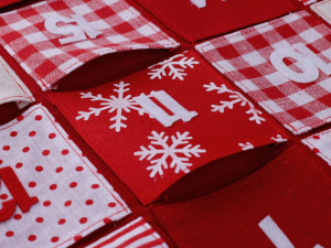 Textilní adventní kalendář patchwork