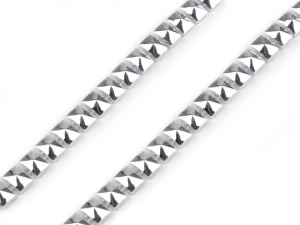 Pyramidky na šňůře / borta šíře 8 mm