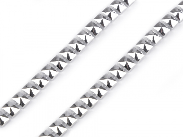 Pyramidky na šňůře / borta šíře 8 mm