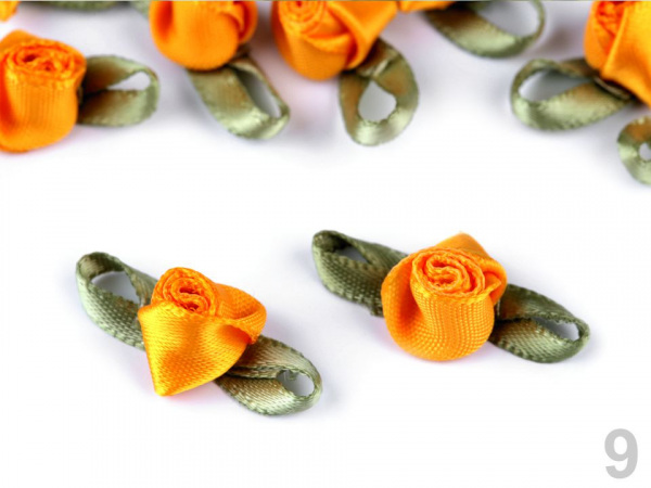 Saténová růže / poupě s lístky