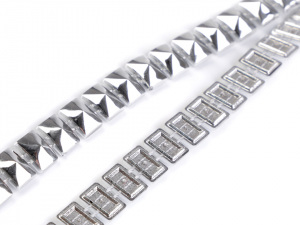 Pyramidky na šňůře / borta šíře 8 mm