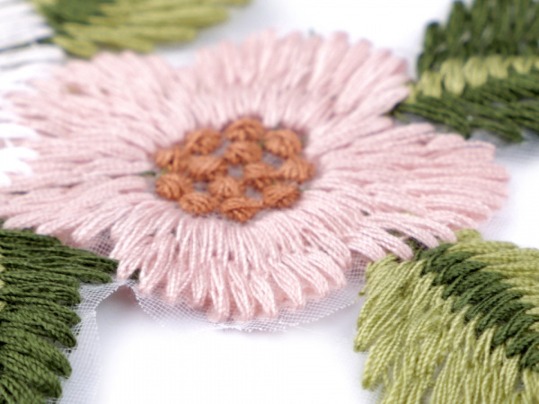 Vyšívaná aplikace květy na monofilu 7,5x13,5 cm