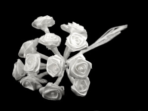 Saténová růže na drátku / polotovar na vývazky Ø15 mm