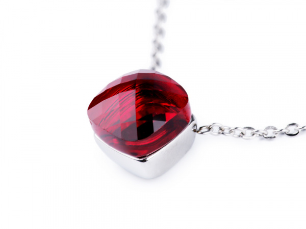 Náhrdelník z nerezové oceli s broušeným kamenem