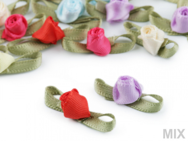 Saténová růže / poupě s lístky