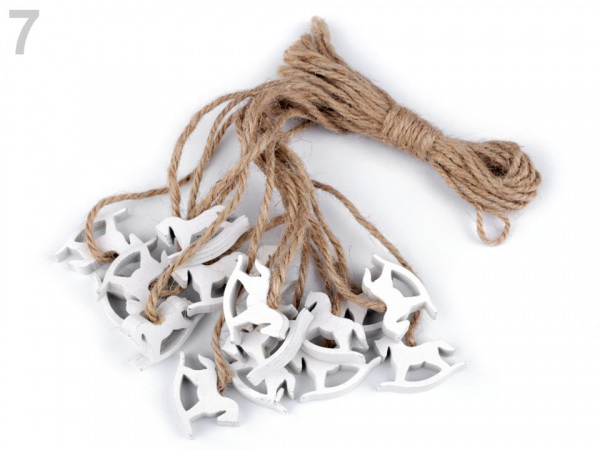 Dřevěná hvězda, anděl, houpací koník s provázkem