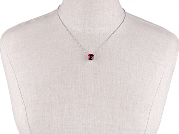 Náhrdelník z nerezové oceli s broušeným kamenem