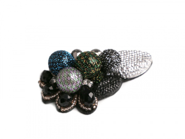 3D korálková aplikace na filcu s broušenými kamínky