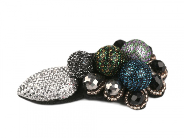 3D korálková aplikace na filcu s broušenými kamínky