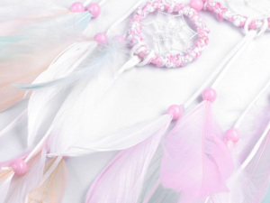 Lapač snů s korálky a peřím