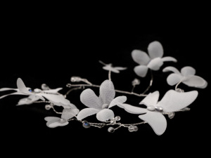 Slavnostní ozdoba do vlasů s broušenými korálky