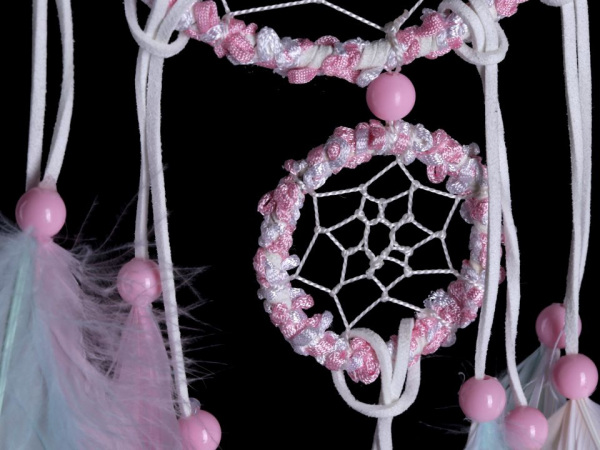 Lapač snů s korálky a peřím