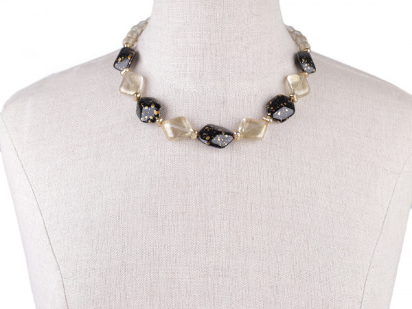 Náhrdelník ze skleněných broušených korálků