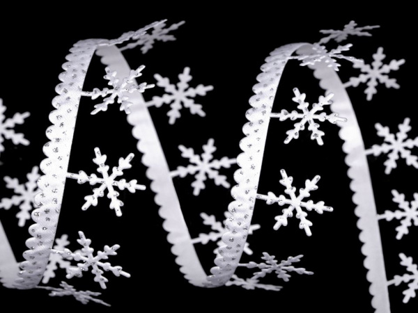 Saténový prýmek šíře 25 mm vločky s glitry