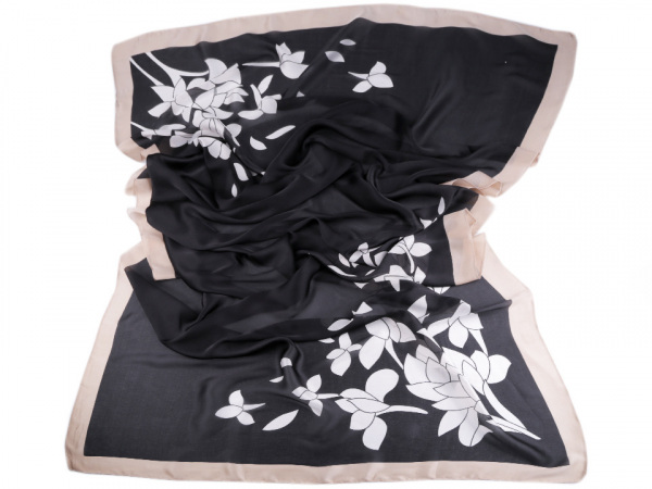 Saténová šála s květy 90x180 cm