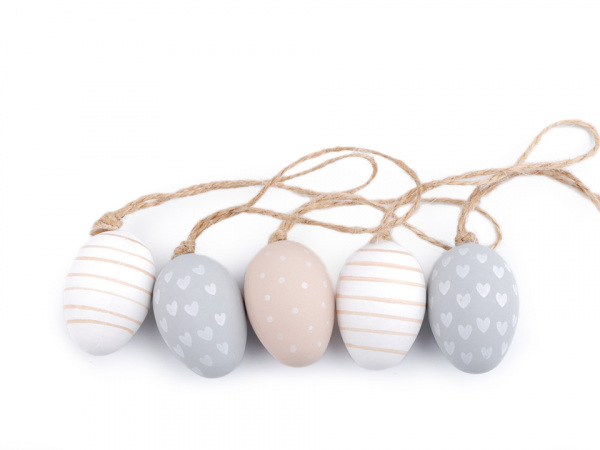 Velikonoční vajíčka s jutovým provázkem