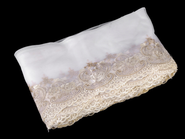 Vyšívaný prýmek na monofilu šíře 19,5 cm